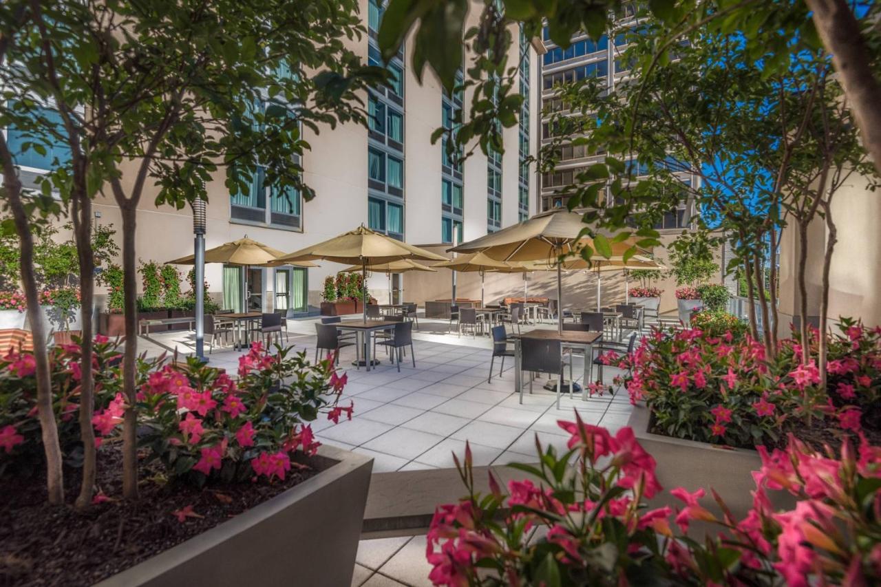 Courtyard By Marriott Bethesda Chevy Chase Hotell Exteriör bild