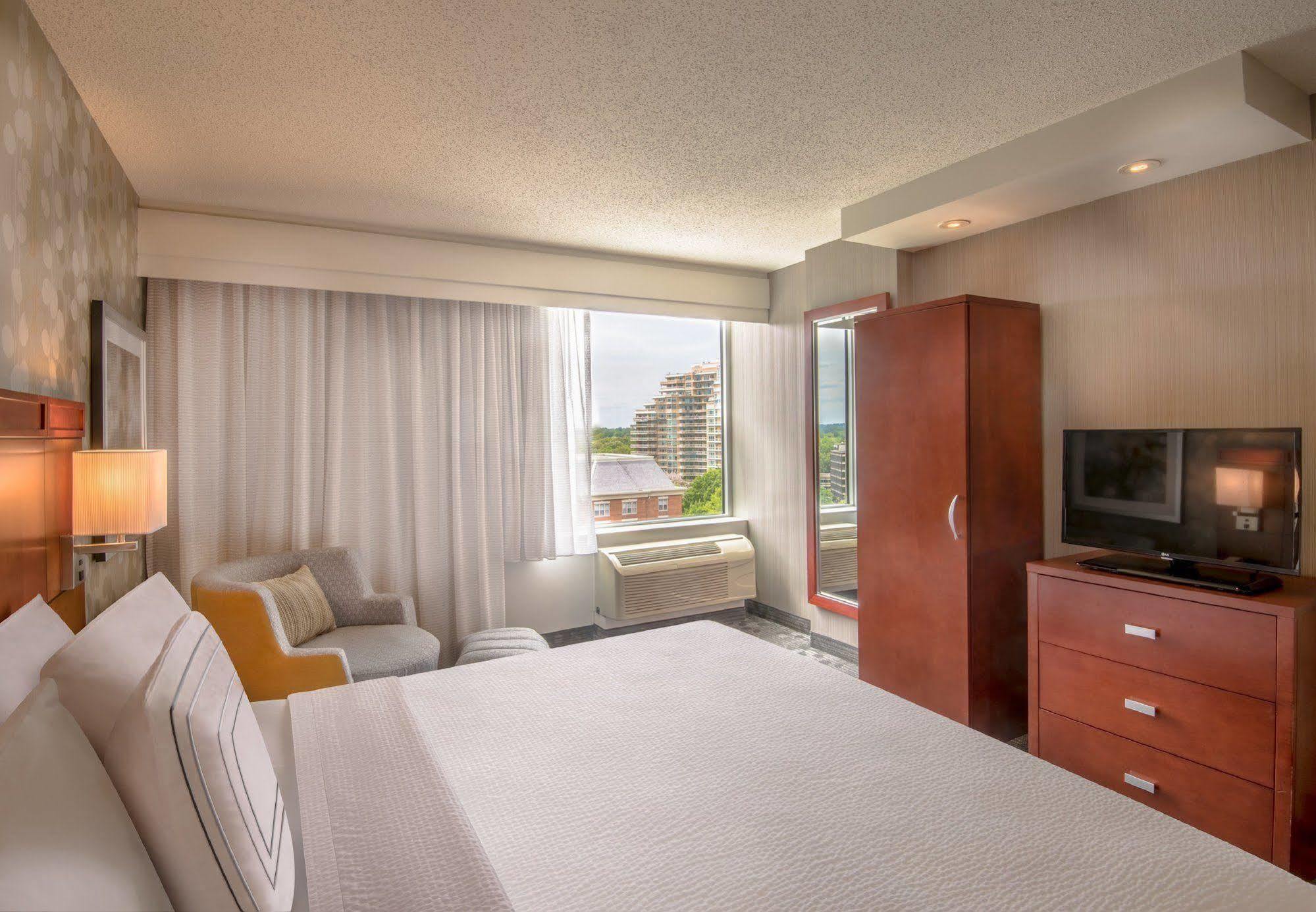 Courtyard By Marriott Bethesda Chevy Chase Hotell Exteriör bild